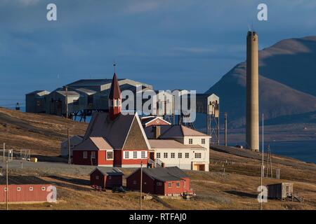 Die nördlichste Gemeinde der Welt, Kirche Svalbard Kirke vor einer ehemaligen Zeche und vent der thermischen Kraftwerk Stockfoto