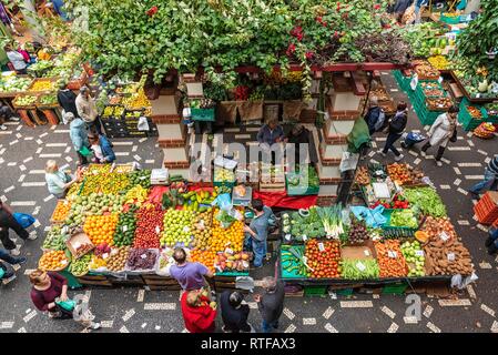 Stände mit Obst und Gemüse von oben, Halle, Funchal, Madeira, Portugal Stockfoto