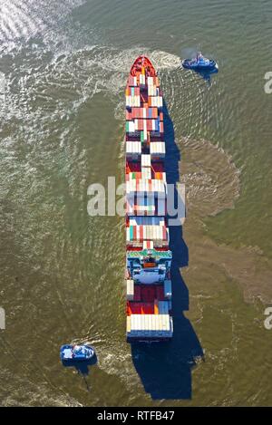 Luftaufnahme, tugboat manövrieren Containerschiff, Hamburg, Deutschland Stockfoto