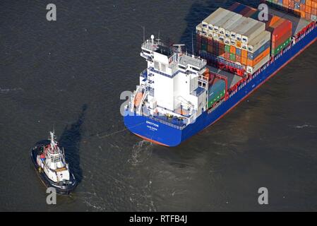 Luftaufnahme, Schlepper Manöver Frachtschiff, Hamburg, Deutschland Stockfoto