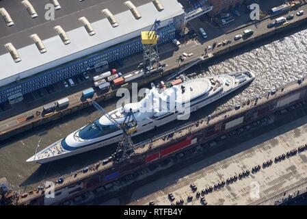 Luftaufnahme, Mega-Yacht Yas Pässe Schloss an der Elbe, Hamburg, Deutschland Stockfoto
