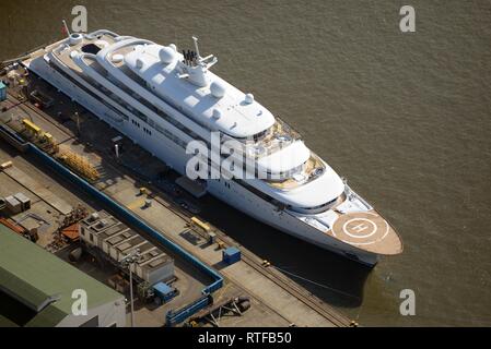Luftaufnahme, Mega-Yacht Golden Odyssey am Liegeplatz, Hamburger Hafen, Hamburg, Deutschland Stockfoto