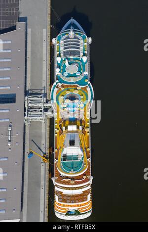 Luftaufnahme, Kreuzfahrtschiff Aidamar an der Anlegestelle im Hafen, Hamburg, Deutschland Stockfoto