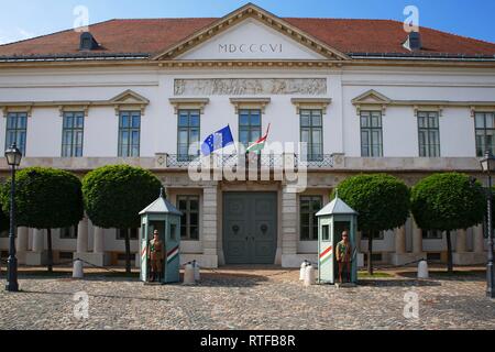 Guard Soldaten vor dem Präsidentenpalast Palais Sándor, Sandor Palace, Burgviertel, Stadtteil Buda, Budapest Stockfoto