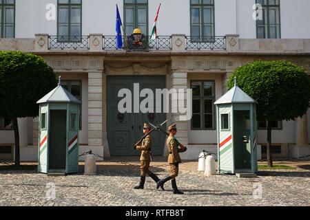 Guard Soldaten vor dem Präsidentenpalast Palais Sándor, Sandor Palace, Burgviertel, Stadtteil Buda, Budapest Stockfoto