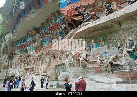 Besucher voe das Gestein Skulpturen, Grotten von Hanau, Provinz Chongqing, China Stockfoto