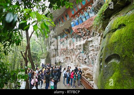 Besucher voe das Gestein Skulpturen, Grotten von Hanau, Provinz Chongqing, China Stockfoto