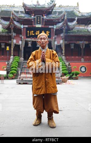 Mönch, 85 Jahre alt, vor Buddhistischen Tempel, Chen Shou Si-Kloster, Gutshof Ziegelhütte, Provinz Chongqing, China Stockfoto