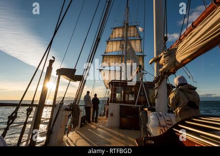 Segelschiff Schoner Antigua Segel im Abendlicht in Isfjorden, Spitzbergen, Svalbard, Norwegen Stockfoto