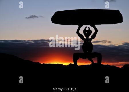 Teufel Skulptur im Gegenlicht, Sehenswürdigkeiten El Diablo vom Künstler Cesar Manrique bei Sonnenuntergang, Nationalpark Timanfaya auf Lanzarote Stockfoto