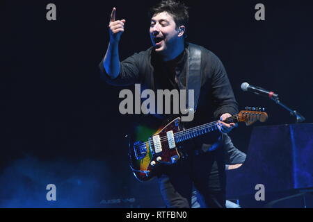 Musiker Marcus Mumford ist dargestellt auf der Bühne während einer "live"-Konzert Auftritt mit Mumford & Sons. Stockfoto