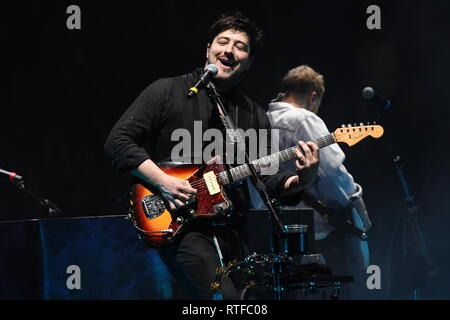 Musiker Marcus Mumford ist dargestellt auf der Bühne während einer "live"-Konzert Auftritt mit Mumford & Sons. Stockfoto