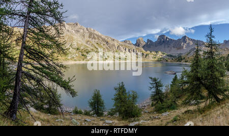 Abendlicher Blick von Allos See in den französischen Alpen Stockfoto