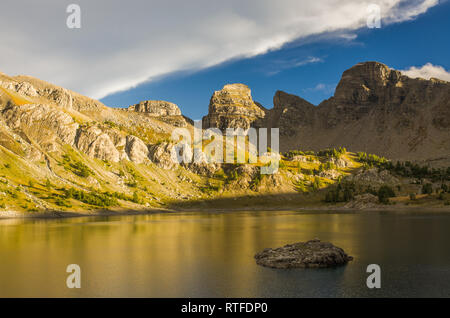 Abendlicher Blick von Allos See in den französischen Alpen Stockfoto