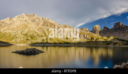 Abendlicher Blick von Allos See in den französischen Alpen Stockfoto