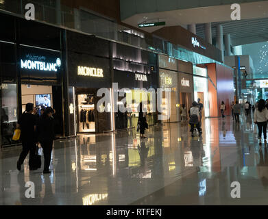 Der internationale Flughafen Incheon Geschäftsgalerie mit duty free shops und Touristen zu Fuß entlang der glänzenden Mall. Stockfoto