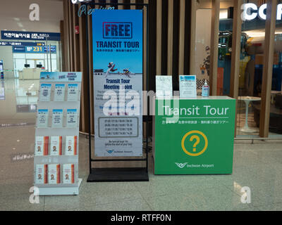 Der transit Informationsschalter für Ausflüge, Banner und Flugblätter für die Korea Transit Touren in Incheon International Airport in Seoul, Südkorea. Stockfoto