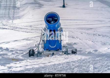 Blau Schneekanone auf schneebedeckten Boden in Utah. Die hellblaue Farbe der Schneekanone steht gegen die scharfen weißen Schnee. Stockfoto