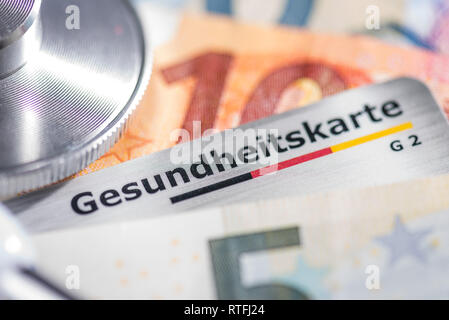 Gesundheit Karte im Geldbeutel mit Euro-Banknoten und Stethoskop Stockfoto