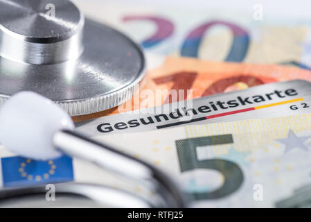 Gesundheit Karte im Geldbeutel mit Euro-Banknoten und Stethoskop Stockfoto