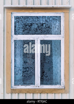 Rustikale Milchglas Fenster mit Vintage Holz Rahmen wie Weihnachten Hintergrund. Stockfoto