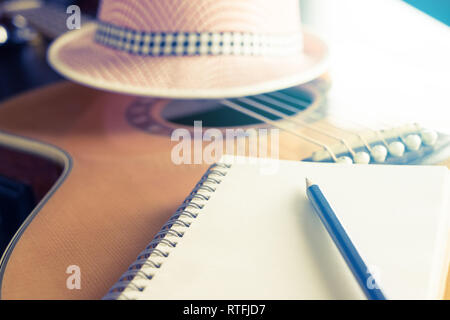 Leer Notebook auf der Gitarre für Songwriter Stockfoto