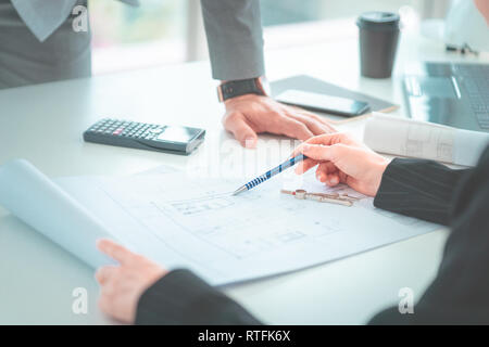 Bau Ingenieur Büro, Business Bau Team arbeiten mit Plan im Büro Stockfoto