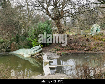 London, Großbritannien, 16. Februar 2019: Das Crystal Palace Dinosaurier: Skulpturen der Dinosaurier und andere ausgestorbene Tiere, 1854 enthüllt, wie die Stockfoto