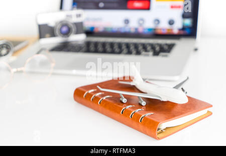 Travel Blogger ist bei der Buchung von Tickets über Online Reisebüro Stockfoto