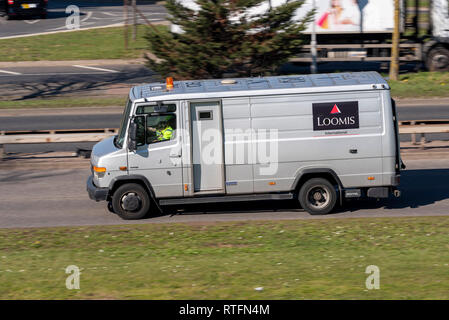 Loomis gepanzerter Van, Bargeldabwicklungsfirma. Sichere gepanzerte Fahrzeuge, LKW, LKW. Früher Loomis, Fargo & Co Stockfoto