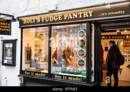 Rolys fudge Pantry shop in Bowness on Windermere an einem Wintertag, Lake District, Cumbria, England Stockfoto