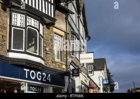 TOG 24 outdoor Clothing Store und Pandora Jewelry Store im Lake District, Cumbria, England Stockfoto
