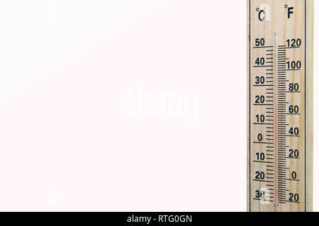 Thermometer auf weißem Hintergrund. Messung der Temperatur. Lufttemperatur plus 20 Grad. Thermometer thermostat Instrument zum Messen der Lufttemperatur Stockfoto