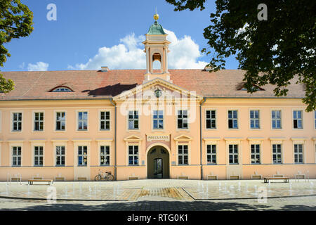 Altes Gymnasium, Altes Gymnasium, alte High School, Schulplatz Square, Neuruppin, Brandenburg, Deutschland Stockfoto