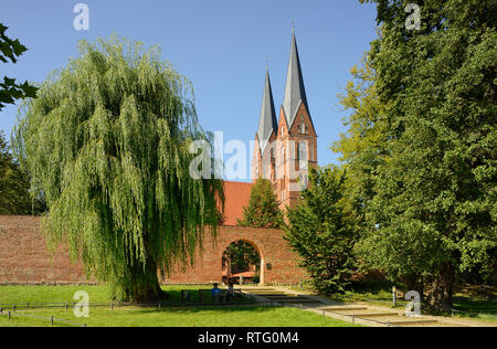 Klosterkirche St. Trinitatis, davor Stadtmauer, Neuruppin, Brandenburg, Deutschland Stockfoto