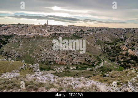 Atemberaubende weiten Blick auf die Altstadt von Matera, die Sassi di Matera, Basilikata, Süditalien, bewölkt Nachmittag kurz vor Sonnenuntergang Stockfoto