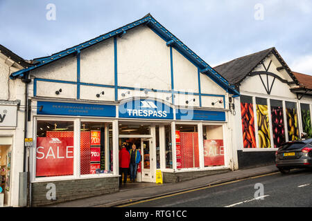Trespass outdoor Clothing Store mit Januar Verkäufe gefördert, Bowness on Windermere im Lake District, Cumbria, England Stockfoto
