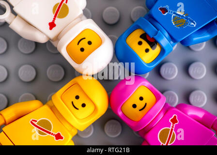 Tambow, Russische Föderation - Februar 24, 2019 vier Astronauten Lego Minifiguren auf grauen Grundplatte Hintergrund. Die LEGO Film 2. Stockfoto