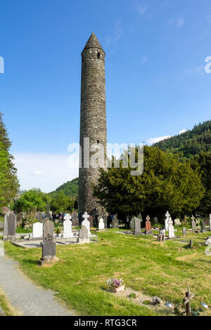 Glendalough ist ein Dorf mit einem Kloster in der Grafschaft Wicklow, Irland. Das Kloster wurde im 6. Jahrhundert vom Heiligen Kevin, Einsiedler und Priester gegründet. Stockfoto