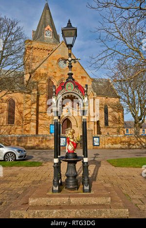 DORNOCH SUTHERLAND SCHOTTLAND DIE KATHEDRALE UND VIKTORIANISCHEN ANDERSON STATUE UMGEBEN BÄUME IM WINTER Stockfoto