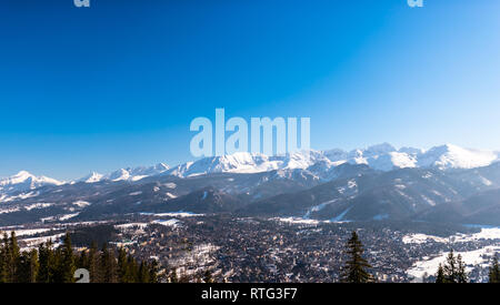 Einen schönen Blick auf die Stadt Zakopane am Fuße der polnischen Tatra Mountains liegen. Sonnig, schönen Tag im Winter, schneebedeckte Berge vi. Stockfoto