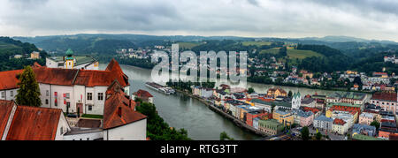 Historische Altstadt von Passau zwischen Donau und Inn erstreckt, Deutschland, ist ein beliebter Fluss Kreuzfahrt Reiseziel in Mitteleuropa Stockfoto