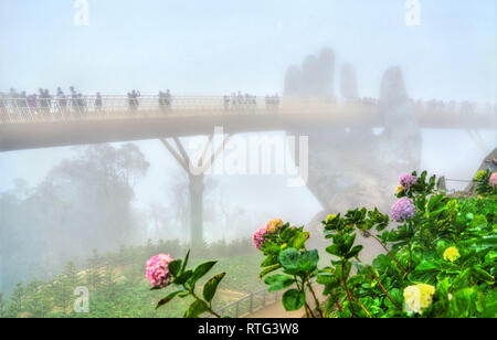 Die Goldene Brücke, die von zwei riesigen Händen unterstützt, in Vietnam. Stockfoto