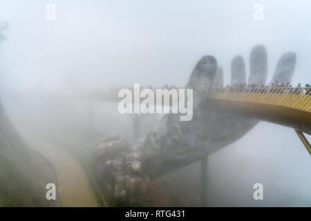 Die Goldene Brücke, die von zwei riesigen Händen unterstützt, in Vietnam. Stockfoto