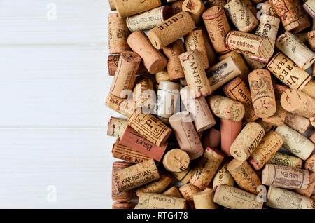Verwendet Weinkorken Sacktuch Hintergrund mit leeren Raum für Text. Bunte Korken aus weißen und roten Wein Flaschen Stockfoto