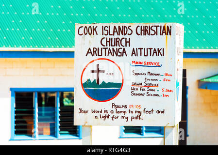 Blick auf das Plakat mit der Aufschrift 'Cook Inseln Aitutaki Arutanga chistian Kirche'. Mit selektiven Fokus Stockfoto