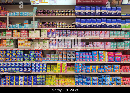 Stapel aus Kunststoff hygienische Binden Tampons und Binden auf einen Supermarkt angezeigt Stockfoto