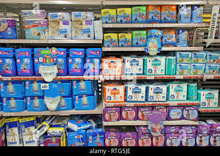 Stapel aus Kunststoff Baby Windeln auf einen Supermarkt angezeigt Stockfoto