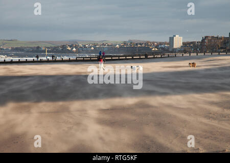 Sonnige und sehr windigen Wetter an einem hellen Tag auf Portobello Beach in Edinburgh, der Hauptstadt von Schottland. Stockfoto