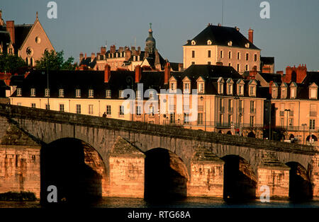 Eure et Loir (41) Blois. Pont Jacques Gabriel sur la Loire / Frankreich. Eure et Loir (41) Blois. Jacques-Gabriel Brücke über die Loire Stockfoto
